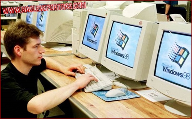 A seller starts PCs with the Microsoft operating system Windows 98 in a store in Bremen, Germany, Thursday June 8, 2000. A federal judge in the U.S. ordered that Microsoft be divided into two seperate companies. (AP Photo/Joerg Sarbach)...I
