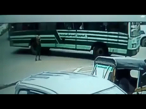 Mulher cai através de um buraco dentro do ônibus (1)